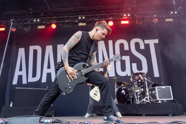 Green Juice Festival 2026 - ADAM ANGST Roman Hartmann (Gitarre) - Die Kölner Punkrock Band Adam Angst beim Open Air Live Auftritt auf der Mainstage beim Green Juice Festival im Park Neu-Vilich in Bonn Bonn Neu-Vilich Nordrhein-Westfalen Deutschland *** Green Juice Festival 2026 ADAM ANGST Roman Hartmann on guitar The Cologne-based punk rock band Adam Angst performing live outdoors on the main stage at the Green Juice Festival in Park Neu Vilich in Bonn, Bonn Neu Vilich, North Rhine-Westphalia, Germany Copyright: xMarcxJohnx