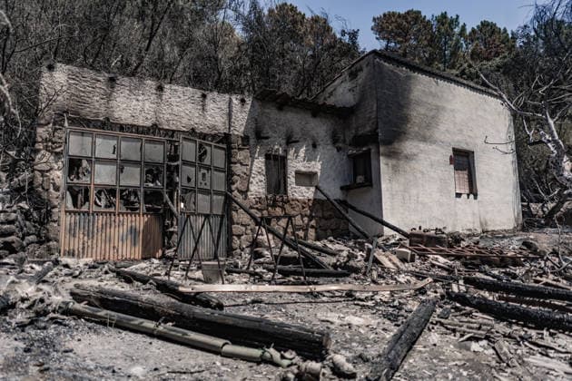 The Burgohondo, Ávila wildfire is progressing as expected, and 50 firefighters from Catar Vista have been deployed one week after the fire broke out, on August 1, 2026, in La Adrada, Castile and León, Spain. The regional delegate of the Regional Government in Ávila, José Francisco Hernández Herrero, has stated that the Burgohondo wildfire is progressing as expected and has expressed confidence that it can be brought under complete control in the coming hours or days, although for the time being it remains at Level 2 on the Potential Severity Index (IGR) 2 AUGUST 2026 FIRE NATURAL FIRE BURNT LANDSCAPE CHARRED SMOKE GARDEN TIÉTAR VALLEY LA ADRADA CASAVIEJA PIEDRALAVES SCULPTURE DONKEYS CAR César Vallejo Rodrí La Adrada, Ávila, Castile and Le  Copyright: xCÃ sarxVallejoxRodriguezx 7698619