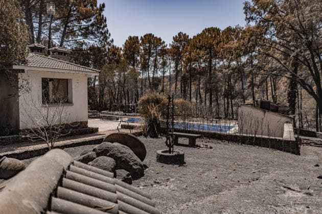 The Burgohondo, Ávila, wildfire is progressing as expected, and 50 firefighters from Catar Vista have been deployed one week after the fire broke out, on August 1, 2026, in La Adrada, Castile and León, Spain. The regional delegate of the Regional Government in Ávila, José Francisco Hernández Herrero, has stated that the Burgohondo wildfire is progressing as expected and has expressed confidence that it can be brought under complete control in the coming hours or days, although for the time being it remains at Level 2 on the Potential Severity Index (IGR) 2 AUGUST 2026 FIRE NATURAL DISASTER BURNT LANDSCAPE SMOKE GARDEN TIÉTAR VALLEY LA ADRADA CASAVIEJA PIEDRALAVES SCULPTURE DONKEYS CAR César Vallejo Rodrí La Adrada, Ávila, Castile and Leo L  Copyright: xCÃ sarxVallejoxRodriguezx 7698628