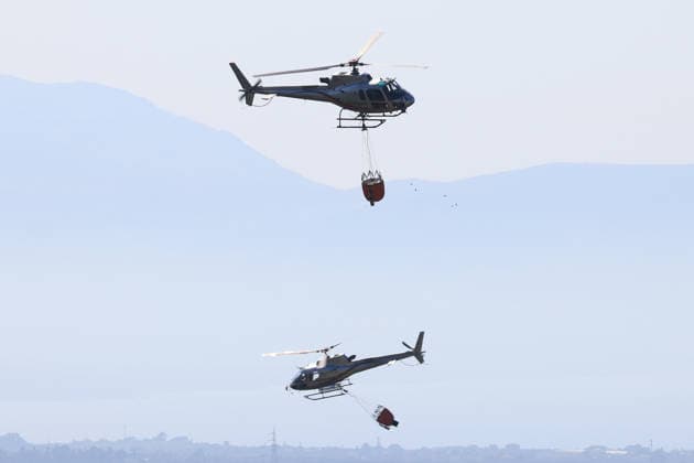IPA87163988 - In the photo, a massive fire has engulfed the Mirto area; forest rangers, firefighters, civil defense personnel, and two helicopters are on the scene.  Copyright: xAlbertoxLoxBiancox xAlbertoxLoxBiancox 87163988
