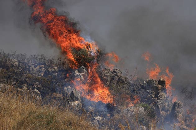 IPA87163956 - In the photo, a massive fire has engulfed the Mirto area; forest rangers, firefighters, civil defense personnel, and two helicopters are on the scene.  Copyright: xAlbertoxLoxBiancox xAlbertoxLoxBiancox 87163956