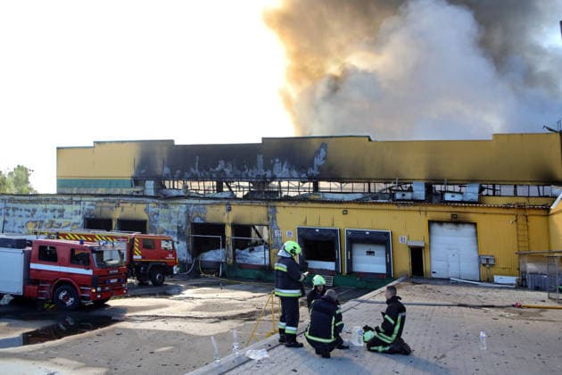 State Emergency Service rescue workers take a break from extinguishing a fire at a civilian industrial and logistics facility caused by an overnight Russian attack, Vyshneve, Bucha district, Kyiv region, Ukraine, August 1, 2026. (Photo by Volodymyr Tarasov Ukrinform) Russia strikes industrial facility in Kyiv region  Copyright: xVolodymyrxTarasovx