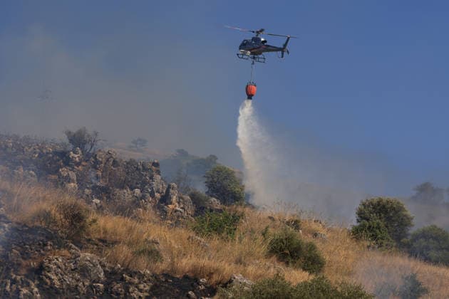 IPA87163983 - In the photo, a massive fire has engulfed the Mirto area; forest rangers, firefighters, civil defense personnel, and two helicopters are on the scene.  Copyright: xAlbertoxLoxBiancox xAlbertoxLoxBiancox 87163983