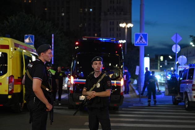 Explosion near Moscow cafe kills 3, injures at least 15 MOSCOW, RUSSIA - AUGUST 01: Police take security measures at the scene after an explosion occurred at a restaurant, causing a fire in Moscow, Russia, on August 01, 2026. According to initial reports, at least 3 people lost their lives and more than 15 others were injured in the blast. Natalia Kolesnikova Anadolu Moscow Russia. Editorial use only. Please get in touch for any other usage.  Copyright: x2026xAnadoluxNataliaxKolesnikovax