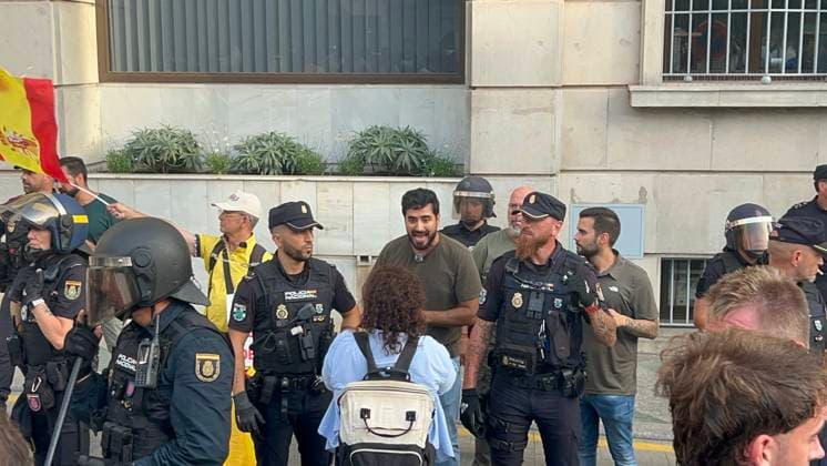 Migrants who crossed into Ceuta are returning to Morocco as businesses close, to regain their strength and cross again. Luis Alvise Pérez, Member of the European Parliament and leader of Se Acabó la Fiesta (SALF), is heckled on August 1, 2026, in Ceuta, Spain. Migrants who managed to swim into Ceuta in recent days are voluntarily returning to the Moroccan side, to the town of Castillejos, due to the widespread closure of stores and businesses in the autonomous city and the difficulty in accessing food and water, with the intention of eating, regaining their strength, and attempting to cross into Spain again. AUGUST 1, 2026 Gabriela Sardá Nún Ceuta Ceuta, Spain  Copyright: xGabrielaxSardaxNunezx 7698644