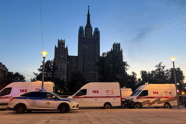 RUSSIA, MOSCOW - AUGUST 1, 2026: Ambulances respond to the scene of an explosion near a cafe in Kudrinskaya Square, central Moscow, three dead, 15 suffering injuries of various degrees of severity Moscow Russia  - ZUMAt113 20260801_zaa_t113_656 Copyright: xGeorgyxFrolovx