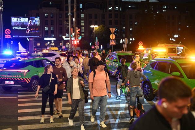 Explosion near Moscow cafe kills 3, injures at least 15 MOSCOW, RUSSIA - AUGUST 01: Police take security measures at the scene after an explosion occurred at a restaurant, causing a fire in Moscow, Russia, on August 01, 2026. According to initial reports, at least 3 people lost their lives and more than 15 others were injured in the blast. Natalia Kolesnikova Anadolu Moscow Russia. Editorial use only. Please get in touch for any other usage.  Copyright: x2026xAnadoluxNataliaxKolesnikovax