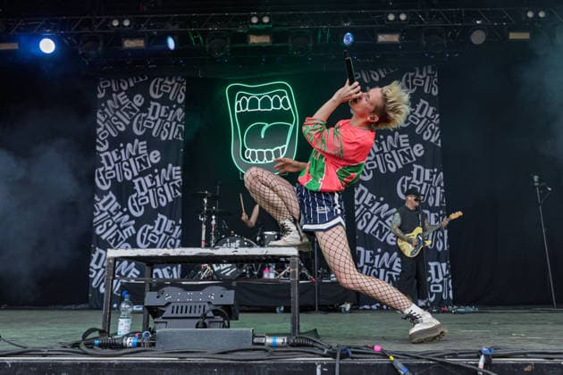 Green Juice Festival 2026 - DEINE COUSINE Die Hamburger Rocksängerin Deine Cousine (Ina Bredehorn) beim Open Air Live Auftritt auf der Mainstage beim Green Juice Festival im Park Neu-Vilich in Bonn Bonn Neu-Vilich Nordrhein-Westfalen Deutschland *** Green Juice Festival 2026 DEINE COUSINE Hamburg-based rock singer Deine Cousine, Ina Bredehorn, during an open-air live performance on the main stage at the Green Juice Festival in Park Neu Vilich in Bonn, Bonn Neu Vilich, North Rhine-Westphalia, Germany Copyright: xMarcxJohnx