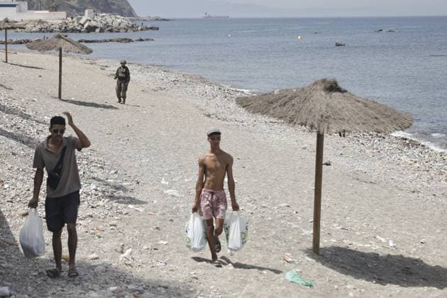 Migrants who crossed into Ceuta are returning to Morocco as shops close, to regain their strength and cross again. Several migrants on the beach, August 1, 2026, in Ceuta, Spain. Migrants who managed to swim into Ceuta in recent days are voluntarily returning to the Moroccan side, to the town of Castillejos, due to the widespread closure of stores and businesses in the autonomous city and the difficulty in accessing food and water, with the intention of eating, regaining their strength, and attempting to cross into Spain again. AUGUST 1, 2026, Jesú, Ceuta, Ceuta, Spain  Copyright: xJesusxTorresx 7698686