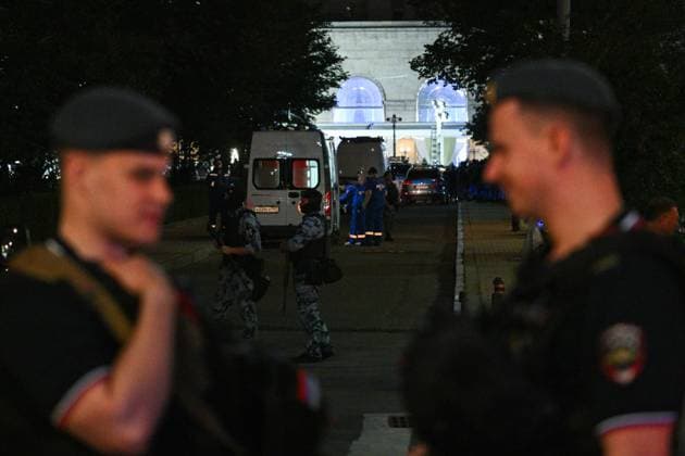 Russia Moscow Cafe Blast 9215852 01.08.2026 Police officers stand guard near the site of an explosion that killed five people and injured 15 others at an outdoor cafe on Kudrinskaya Square in central Moscow, Russia. One online news outlet said the explosion had occurred at the upscale Italian restaurant Balzi Rossi, which had been closed on August 1 for a private event. Kirill Zykov Sputnik Moscow Russia  Copyright: xKirillxZykovx