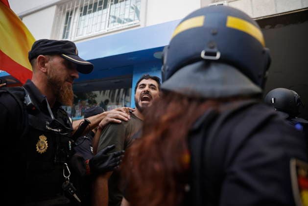 Migrants who crossed into Ceuta are returning to Morocco as businesses close, to regain their strength and cross again. The Member of the European Parliament and leader of Se Acabó la Fiesta (SALF), Luis Alvise Pérez, is rebuked and escorted by the National Police on August 1, 2026, in Ceuta, Spain. Migrants who managed to swim into Ceuta in recent days are voluntarily returning to the Moroccan side, to the town of Castillejos, in light of the widespread closure of stores and businesses in the autonomous city and the difficulty in accessing food and water, with the intention of eating, regaining their strength, and attempting to cross into Spain again. AUGUST 1, 2026, Jesú, Ceuta, Ceuta, Spain  Copyright: xJesusxTorresx 7698690