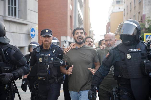 Migrants who crossed into Ceuta are returning to Morocco as businesses close, to regain their strength and cross again. The Member of the European Parliament and leader of Se Acabó la Fiesta (SALF), Luis Alvise Pérez, is rebuked and escorted by the National Police on August 1, 2026, in Ceuta, Spain. Migrants who managed to swim into Ceuta in recent days are voluntarily returning to the Moroccan side, to the town of Castillejos, in light of the widespread closure of stores and businesses in the autonomous city and the difficulty in accessing food and water, with the intention of eating, regaining their strength, and attempting to cross into Spain again. AUGUST 1, 2026, Jesú, Ceuta, Ceuta, Spain  Copyright: xJesusxTorresx 7698691