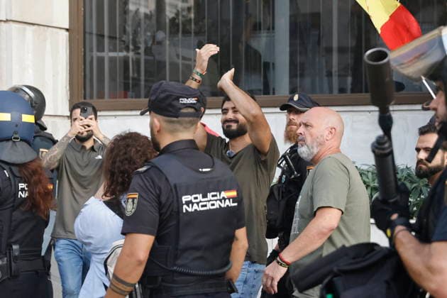 Migrants who crossed into Ceuta are returning to Morocco as businesses close, to regain their strength and cross again. The Member of the European Parliament and leader of Se Acabó la Fiesta (SALF), Luis Alvise Pérez, is rebuked and escorted by the National Police on August 1, 2026, in Ceuta, Spain. Migrants who managed to swim into Ceuta in recent days are voluntarily returning to the Moroccan side, to the town of Castillejos, in light of the widespread closure of stores and businesses in the autonomous city and the difficulty in accessing food and water, with the intention of eating, regaining their strength, and attempting to cross into Spain again. AUGUST 1, 2026, Jesú, Ceuta, Ceuta, Spain  Copyright: xJesusxTorresx 7698693