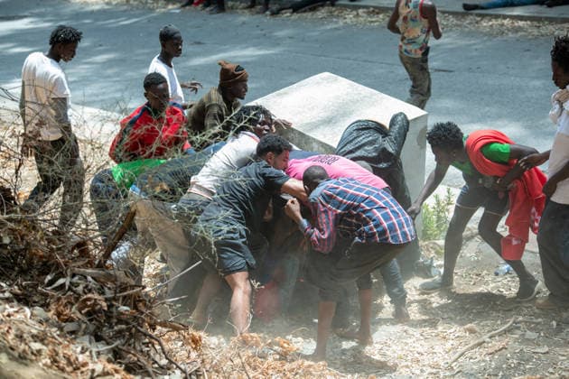 August 1, 2026, Ceuta, Ceuta, Spain: Migrants fight for food near the CETI temporary stay centre. Ceuta Spain - ZUMAd308 20260801_zsp_d308_060 Copyright: xJuanxCarlosxLucasx