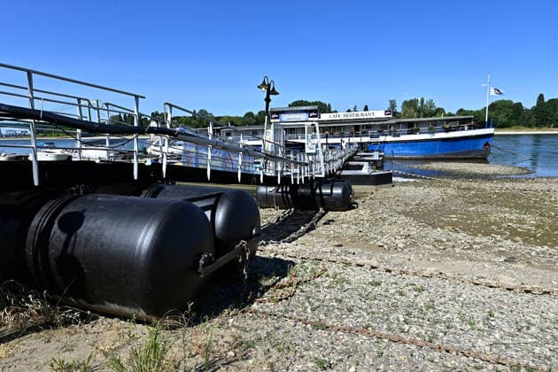 Die anhaltende Hitzewelle führt weiter zu starkem Niedrigwasser im Rhein und lässt die Pegelstände weiter sinken.Binnenfrachtschiffe können wegen des geringen Wasserstands nicht mehr voll beladen werden.Im Kölner Stadtteil Rodenkirchen liegt ein Restaurantschiff schon auf dem Trockenen,fotografiert am 01.August 2026. Die Fotos sind authentisch und nicht mit KI-bearbeitet!!!! Â *** The ongoing heat wave continues to cause severely low water levels in the Rhine, causing water levels to drop further. Due to the low water levels, inland cargo ships can no longer be fully loaded. In the Rodenkirchen district of Cologne, a restaurant ship is already sitting on dry land,photographed on August 1, 2026. The photos are authentic and have not bee