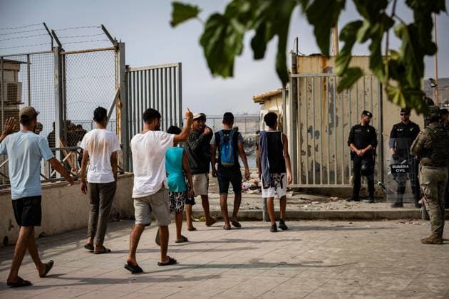 August 1, 2026, Ceuta, Spain: CEUTA, SPAIN - AUGUST 1, 2026: Migrants who remained in Ceuta cross back into Morocco through the Tarajal border crossing during the early morning hours. Ceuta Spain - ZUMAq101 20260801_zna_q101_097 Copyright: xSamuelxVegax