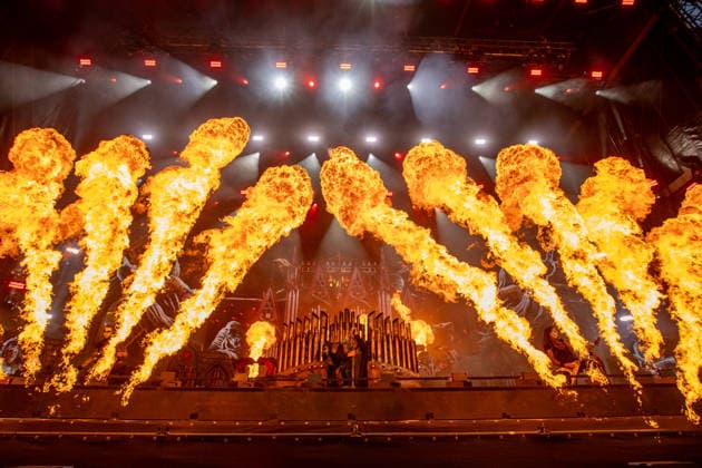 Krönender Abschluss des 35ten Wacken Open Air Der letzte Tag des Wacken Open Air, brachten keinen Regen, sondern einen sommerlichen Abschkuss voller Highlights. Samstag war der Tag der Headliner der Metalszene. Lamb of God, Powerwolf, Airbourne und Arch Enemy waren nur einige dieser sensationellen Höhepunkte des letzten Tages des diesjährigen Wacken Open Air. Die Fans und Metalheads aus aller Welt gaben noch einmal alles bei Powerwolf und Sänger Attila Dorn inmitten der Feuershow. Wacken Wacken open Air Schleswig Holstein Deutschland IVDJ0181 *** The Grand Finale of the 35th Wacken Open Air The final day of the Wacken Open Air brought no rain, but rather a summery finale full of highlights. Saturday was the day of the metal scene’s hea