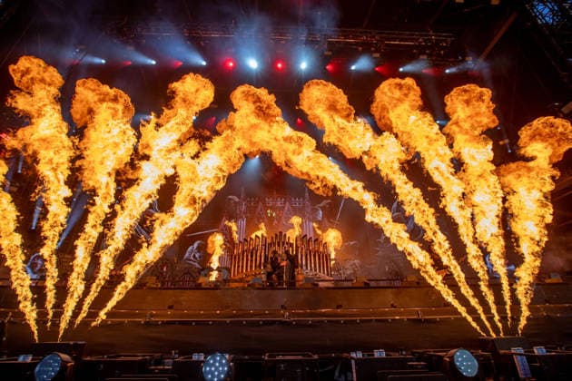 Krönender Abschluss des 35ten Wacken Open Air Der letzte Tag des Wacken Open Air, brachten keinen Regen, sondern einen sommerlichen Abschkuss voller Highlights. Samstag war der Tag der Headliner der Metalszene. Lamb of God, Powerwolf, Airbourne und Arch Enemy waren nur einige dieser sensationellen Höhepunkte des letzten Tages des diesjährigen Wacken Open Air. Die Fans und Metalheads aus aller Welt gaben noch einmal alles bei Powerwolf und Sänger Attila Dorn inmitten der Feuershow. Wacken Wacken open Air Schleswig Holstein Deutschland IVDJ0183 *** The Grand Finale of the 35th Wacken Open Air The final day of the Wacken Open Air brought no rain, but rather a summery finale full of highlights. Saturday was the day of the metal scene’s hea