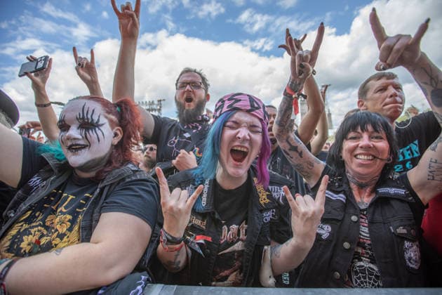 Krönender Abschluss des 35ten Wacken Open Air Der letzte Tag des Wacken Open Air, brachten keinen Regen, sondern einen sommerlichen Abschkuss voller Highlights. Samstag war der Tag der Headliner der Metalszene. Lamb of God, Powerwulf, Airbourne und Arch Enemy waren nur einige dieser sensationellen Höhepunkte des letzten Tages des diesjährigen Wacken Open Air. Die Fans und Metalheads aus aller Welt gaben noch einmal alles Wacken Wacken open Air Schleswig Holstein Deutschland IVDJ9516 *** The Grand Finale of the 35th Wacken Open Air The final day of the Wacken Open Air brought no rain, but rather a summery finale full of highlights. Saturday was the day of the metal scene’s headliners: Lamb of God, Powerwolf, Airbourne, and Arch Enemy—wer
