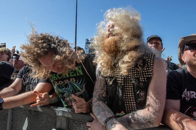 Krönender Abschluss des 35ten Wacken Open Air Der letzte Tag des Wacken Open Air, brachten keinen Regen, sondern einen sommerlichen Abschkuss voller Highlights. Samstag war der Tag der Headliner der Metalszene. Lamb of God, Powerwulf, Airbourne und Arch Enemy waren nur einige dieser sensationellen Höhepunkte des letzten Tages des diesjährigen Wacken Open Air. Die Fans und Metalheads aus aller Welt gaben noch einmal alles Wacken Wacken open Air Schleswig Holstein Deutschland IVDJ9686 *** A Grand Finale for the 35th Wacken Open Air The final day of the Wacken Open Air brought no rain, but rather a summery finale full of highlights. Saturday was the day of the metal scene’s headliners: Lamb of God, Powerwolf, Airbourne, and Arch Enemy were