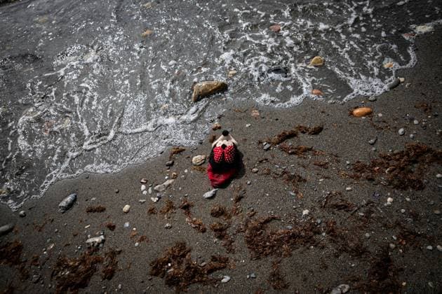 August 1, 2026, Ceuta, Spain: CEUTA, SPAIN - AUGUST 1, 2026: Migrants who remained in Ceuta cross back into Morocco through the Tarajal border crossing during the early morning hours. Ceuta Spain - ZUMAq101 20260801_zna_q101_100 Copyright: xSamuelxVegax