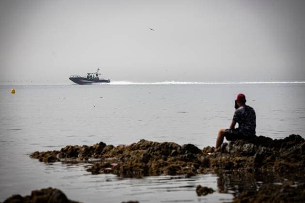 August 1, 2026, Ceuta, Spain: CEUTA, SPAIN - AUGUST 1, 2026: Migrants who remained in Ceuta cross back into Morocco through the Tarajal border crossing during the early morning hours. Ceuta Spain - ZUMAq101 20260801_zna_q101_101 Copyright: xSamuelxVegax