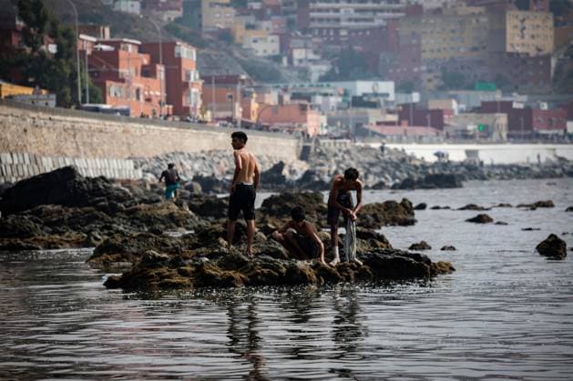 August 1, 2026, Ceuta, Spain: CEUTA, SPAIN - AUGUST 1, 2026: Migrants who remained in Ceuta cross back into Morocco through the Tarajal border crossing during the early morning hours. Ceuta Spain - ZUMAq101 20260801_zna_q101_104 Copyright: xSamuelxVegax