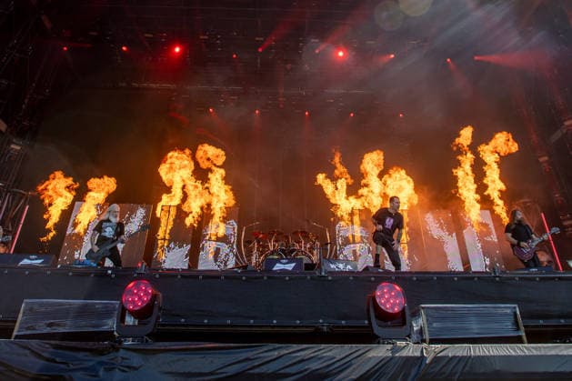 Krönender Abschluss des 35ten Wacken Open Air Der letzte Tag des Wacken Open Air, brachten keinen Regen, sondern einen sommerlichen Abschkuss voller Highlights. Samstag war der Tag der Headliner der Metalszene. Lamb of God, Powerwolf, Airbourne und Arch Enemy waren nur einige dieser sensationellen Höhepunkte des letzten Tages des diesjährigen Wacken Open Air. Die Fans und Metalheads aus aller Welt gaben noch einmal alles, hier Lamp of God Wacken Wacken open Air Schleswig Holstein Deutschland IVDJ9852 *** The Grand Finale of the 35th Wacken Open Air The final day of the Wacken Open Air brought no rain, but rather a summery finale full of highlights. Saturday was the day of the metal scene’s headliners: Lamb of God, Powerwolf, Airbourne,