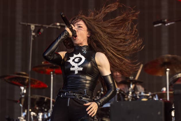 Krönender Abschluss des 35ten Wacken Open Air Der letzte Tag des Wacken Open Air, brachten keinen Regen, sondern einen sommerlichen Abschkuss voller Highlights. Samstag war der Tag der Headliner der Metalszene. Lamb of God, Powerwolf, Airbourne und Arch Enemy waren nur einige dieser sensationellen Höhepunkte des letzten Tages des diesjährigen Wacken Open Air. Die Fans und Metalheads aus aller Welt gaben noch einmal alles, hier Arch Enemy mit der neuen Sängerin Lauren Hart Wacken Wacken open Air Schleswig Holstein Deutschland _5DL2566 *** The Grand Finale of the 35th Wacken Open Air The final day of the Wacken Open Air brought no rain, but rather a summery finale full of highlights. Saturday was the day of the metal scene’s headliners: