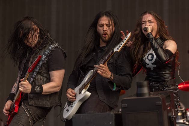 Krönender Abschluss des 35ten Wacken Open Air Der letzte Tag des Wacken Open Air, brachten keinen Regen, sondern einen sommerlichen Abschkuss voller Highlights. Samstag war der Tag der Headliner der Metalszene. Lamb of God, Powerwolf, Airbourne und Arch Enemy waren nur einige dieser sensationellen Höhepunkte des letzten Tages des diesjährigen Wacken Open Air. Die Fans und Metalheads aus aller Welt gaben noch einmal alles, hier Arch Enemy mit der neuen Sängerin Lauren Hart Wacken Wacken open Air Schleswig Holstein Deutschland _5DL2694 *** The Grand Finale of the 35th Wacken Open Air The final day of the Wacken Open Air brought no rain, but rather a summery finale full of highlights. Saturday was the day of the metal scene’s headliners: