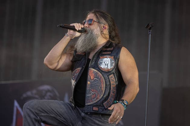 Krönender Abschluss des 35ten Wacken Open Air Der letzte Tag des Wacken Open Air, brachten keinen Regen, sondern einen sommerlichen Abschkuss voller Highlights. Samstag war der Tag der Headliner der Metalszene. Lamb of God, Powerwolf, Airbourne und Arch Enemy waren nur einige dieser sensationellen Höhepunkte des letzten Tages des diesjährigen Wacken Open Air. Die Fans und Metalheads aus aller Welt gaben noch einmal alles, hier Nevermore Wacken Wacken open Air Schleswig Holstein Deutschland _5DL1821 *** The Grand Finale of the 35th Wacken Open Air The final day of the Wacken Open Air brought no rain, but rather a summery finale full of highlights. Saturday was the day of the metal scene’s headliners: Lamb of God, Powerwolf, Airbourne, an