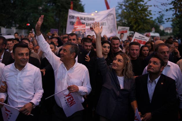 August 1, 2026, Beylikduzu, Istanbul, Turkey: Ozgur Ozel (C-L), leader of main opposition New Party, and Dilek Imamoglu (C-R), wife of Istanbul Mayor Ekrem Imamoglu, greets supporters as they marches in Beylikduzu, Istanbul, Turkey on August 1, 2026, during a march to protest the 500th day of the arrest of Istanbul Mayor Ekrem Imamoglu. Beylikduzu Turkey  - ZUMAu194 20260801_zip_u194_001 Copyright: xTolgaxUluturkx