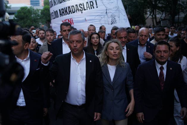 August 1, 2026, Beylikduzu, Istanbul, Turkey: Ozgur Ozel (C-L), leader of main opposition New Party, and Dilek Imamoglu (C-R), wife of Istanbul Mayor Ekrem Imamoglu, reacts as they marches in Beylikduzu, Istanbul, Turkey on August 1, 2026, during a march to protest the 500th day of the arrest of Istanbul Mayor Ekrem Imamoglu. Beylikduzu Turkey  - ZUMAu194 20260801_zip_u194_004 Copyright: xTolgaxUluturkx