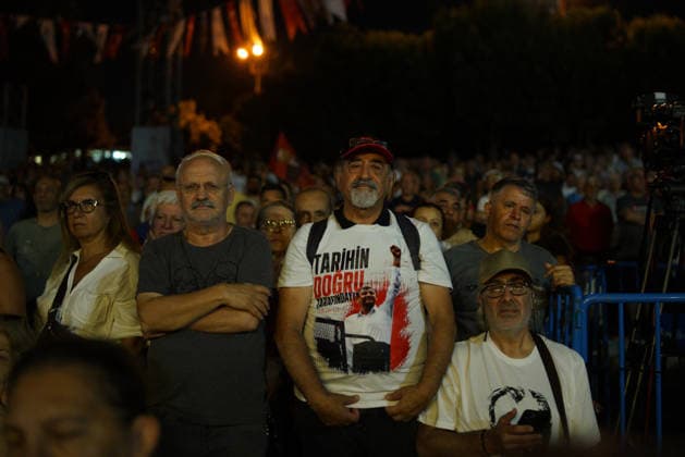August 1, 2026, Beylikduzu, Istanbul, Turkey: A person wears a T-shirt featuring a photograph of Ozgur Ozel, leader of main opposition New Party, during a rally to protest the 500th day of the arrest of Istanbul Mayor Ekrem Imamoglu, in Beylikduzu, Istanbul on August 1, 2026. Beylikduzu Turkey  - ZUMAu194 20260801_zip_u194_015 Copyright: xTolgaxUluturkx