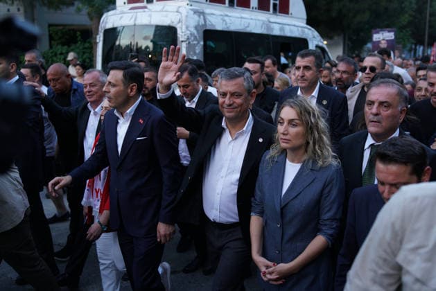 August 1, 2026, Beylikduzu, Istanbul, Turkey: Ozgur Ozel (C), leader of main opposition New Party, greets supporters as he walk, accompanied by Dilek Imamoglu (C-R), wife of Istanbul Mayor Ekrem Imamoglu, in Beylikduzu, Istanbul, Turkey on August 1, 2026, during a march to protest the 500th day of the arrest of Istanbul Mayor Ekrem Imamoglu. Beylikduzu Turkey - ZUMAu194 20260801_zip_u194_005 Copyright: xTolgaxUluturkx