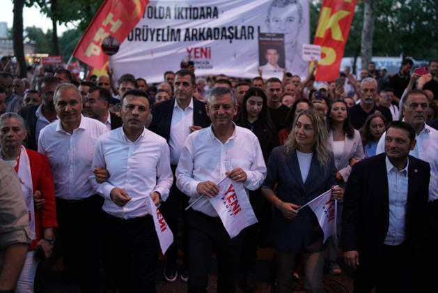 August 1, 2026, Beylikduzu, Istanbul, Turkey: Ozgur Ozel (C), leader of main opposition New Party, and Dilek Imamoglu (C-R), wife of Istanbul Mayor Ekrem Imamoglu, are participating in a march in Beylikduzu, Istanbul, Turkey on August 1, 2026, during a march to protest the 500th day of the arrest of Istanbul Mayor Ekrem Imamoglu. Beylikduzu Turkey - ZUMAu194 20260801_zip_u194_008 Copyright: xTolgaxUluturkx