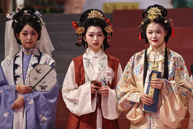 NANJING, CHINA - AUGUST 01: Contestants in traditional costumes walk on the stage during an ancient costume competition on August 1, 2026 in Nanjing, Jiangsu Province of China. The event showcased the beauty of traditional Chinese clothing.  Copyright: xChinaxNewsxServicex 111657690595