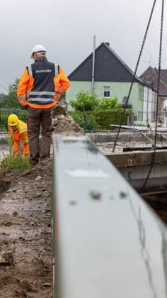 Abriss der alten Bahnbrücke in Coswig (Anhalt) Coswig (Anhalt), Sachsen-Anhalt, Deutschland, 01.08.2026: Im Zuge des Ersatzneubaus der Brücke im Verlauf der Landesstraße 121 (Geschwister-Scholl-Straße) werden die Betonteile der alten Bahnbrücke mit schwerem Gerät ausgehoben. Das Land Sachsen-Anhalt und die Deutsche Bahn investieren rund 8,5 Millionen Euro in den Ersatzneubau des Brückenbauwerks über die Bahnstrecke. Die Fertigstellung der neuen Brücke ist für Mitte 2028 vorgesehen. Coswig Deutschland Sachsen-Anhalt *** Demolition of the old railroad bridge in Coswig Anhalt, Saxony-Anhalt, Germany, August 1, 2026 As part of the construction of the replacement bridge along State Road 121 (Geschwister-Scholl-Straße), the concrete s
