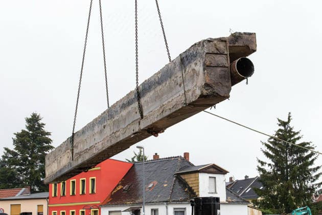 Abriss der alten Bahnbrücke in Coswig (Anhalt) Coswig (Anhalt), Sachsen-Anhalt, Deutschland, 01.08.2026: Im Zuge des Ersatzneubaus der Brücke im Verlauf der Landesstraße 121 (Geschwister-Scholl-Straße) werden die Betonteile der alten Bahnbrücke mit schwerem Gerät ausgehoben. Das Land Sachsen-Anhalt und die Deutsche Bahn investieren rund 8,5 Millionen Euro in den Ersatzneubau des Brückenbauwerks über die Bahnstrecke. Die Fertigstellung der neuen Brücke ist für Mitte 2028 vorgesehen. Coswig Deutschland Sachsen-Anhalt *** Demolition of the old railroad bridge in Coswig Anhalt, Saxony-Anhalt, Germany, August 1, 2026 As part of the construction of the replacement bridge along State Road 121 (Geschwister-Scholl-Straße), the concrete s