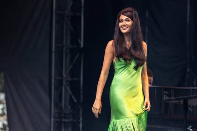August 1, 2026, Chicago, Illinois, USA: English singer SIENNA SPIRO during the Lollapalooza Music Festival at Grant Park in Chicago, Illinois Chicago USA  - ZUMAs135 20260801_zap_s135_047 Copyright: xDanielxDeSloverx