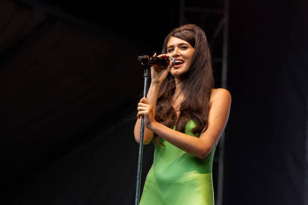August 1, 2026, Chicago, Illinois, USA: English singer SIENNA SPIRO during the Lollapalooza Music Festival at Grant Park in Chicago, Illinois Chicago USA  - ZUMAs135 20260801_zap_s135_048 Copyright: xDanielxDeSloverx