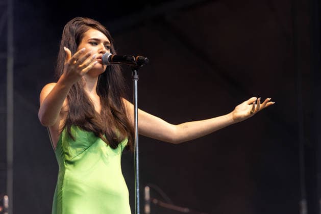August 1, 2026, Chicago, Illinois, USA: English singer SIENNA SPIRO during the Lollapalooza Music Festival at Grant Park in Chicago, Illinois Chicago USA  - ZUMAs135 20260801_zap_s135_049 Copyright: xDanielxDeSloverx