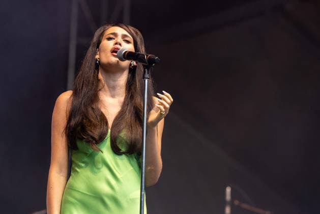 August 1, 2026, Chicago, Illinois, USA: English singer SIENNA SPIRO during the Lollapalooza Music Festival at Grant Park in Chicago, Illinois Chicago USA  - ZUMAs135 20260801_zap_s135_053 Copyright: xDanielxDeSloverx