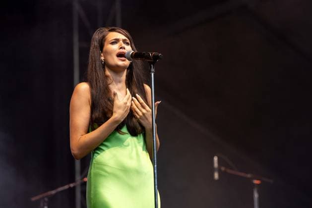 August 1, 2026, Chicago, Illinois, USA: English singer SIENNA SPIRO during the Lollapalooza Music Festival at Grant Park in Chicago, Illinois Chicago USA  - ZUMAs135 20260801_zap_s135_051 Copyright: xDanielxDeSloverx