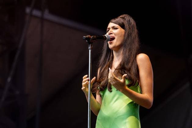 August 1, 2026, Chicago, Illinois, USA: English singer SIENNA SPIRO during the Lollapalooza Music Festival at Grant Park in Chicago, Illinois Chicago USA  - ZUMAs135 20260801_zap_s135_054 Copyright: xDanielxDeSloverx