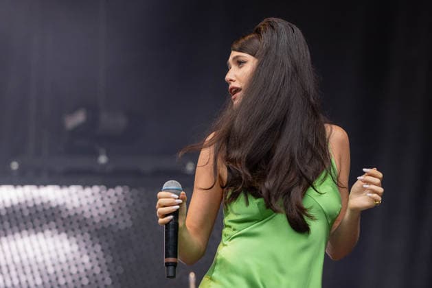 August 1, 2026, Chicago, Illinois, USA: English singer SIENNA SPIRO during the Lollapalooza Music Festival at Grant Park in Chicago, Illinois Chicago USA  - ZUMAs135 20260801_zap_s135_058 Copyright: xDanielxDeSloverx
