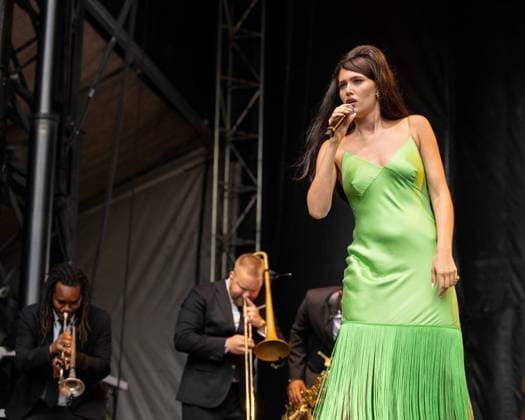 August 1, 2026, Chicago, Illinois, USA: English singer SIENNA SPIRO during the Lollapalooza Music Festival at Grant Park in Chicago, Illinois Chicago USA  - ZUMAs135 20260801_zap_s135_066 Copyright: xDanielxDeSloverx