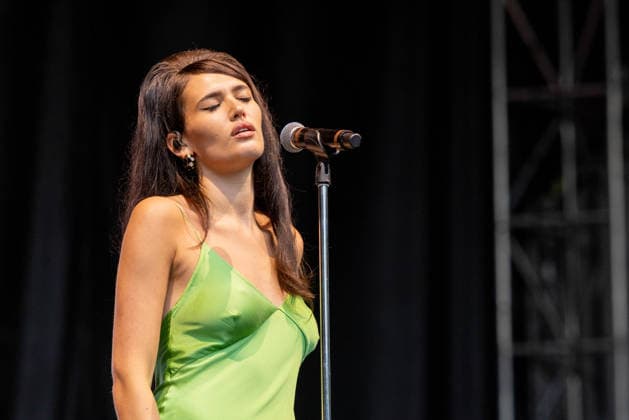 August 1, 2026, Chicago, Illinois, USA: English singer SIENNA SPIRO during the Lollapalooza Music Festival at Grant Park in Chicago, Illinois Chicago USA  - ZUMAs135 20260801_zap_s135_067 Copyright: xDanielxDeSloverx