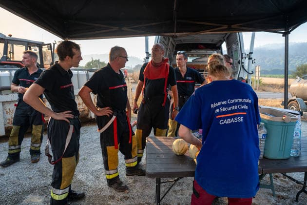 Wildfires in the Var - Near Correns At a place known as Les Quatre Chemins, volunteers are organizing supplies for the firefighters battling the Gros Bessillon wildfire near Correns, Var, southeastern France on August 1, 2026. Photo by Laurent Coust ABACAPRESS.COM Correns France  Copyright: xCoustxLaurent ABACAx
