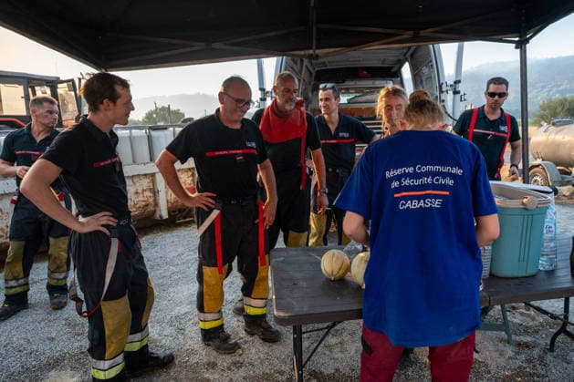 Wildfires in the Var - Near Correns At a place known as Les Quatre Chemins, volunteers are organizing supplies for the firefighters battling the Gros Bessillon wildfire near Correns, Var, southeastern France on August 1, 2026. Photo by Laurent Coust ABACAPRESS.COM Correns France  Copyright: xCoustxLaurent ABACAx